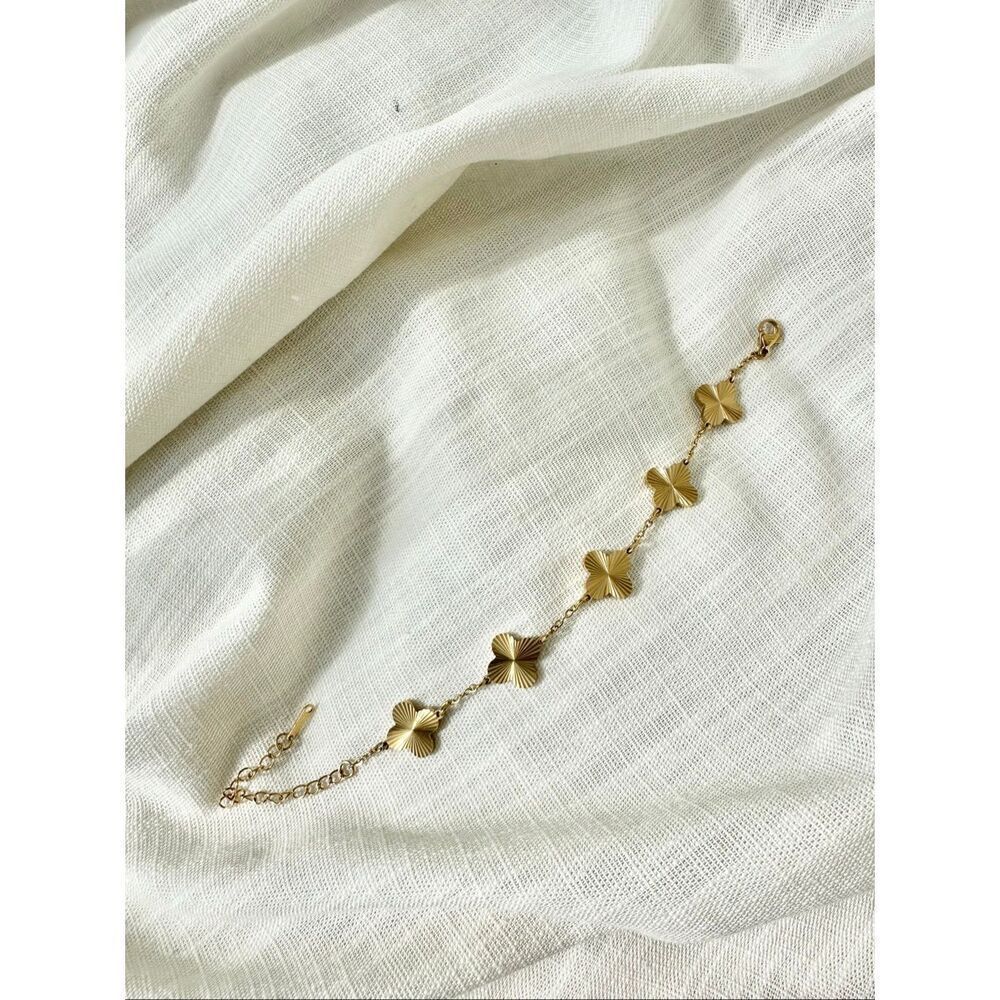 Four leaf flower delicate chain link bracelet
